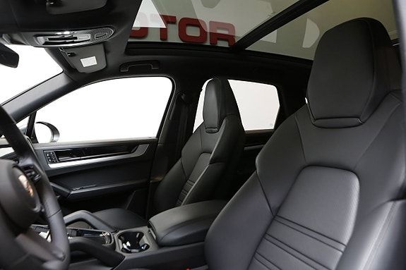 Porsche Cayenne 10 of 27