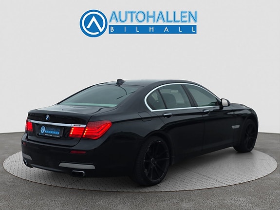 BMW 750i 8 of 19