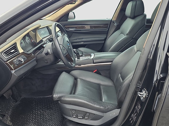 BMW 750i 13 of 19