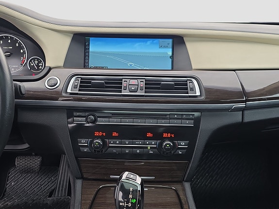 BMW 750i 17 of 19