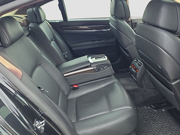 BMW 750i 9 of 19
