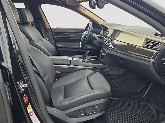 BMW 750i 10 of 19