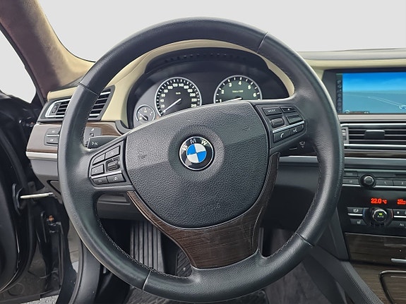BMW 750i 14 of 19