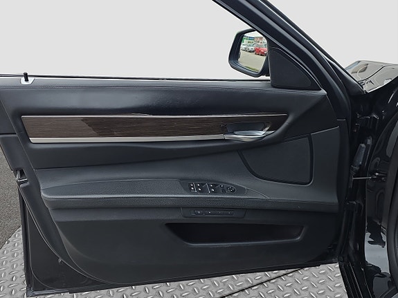 BMW 750i 15 of 19