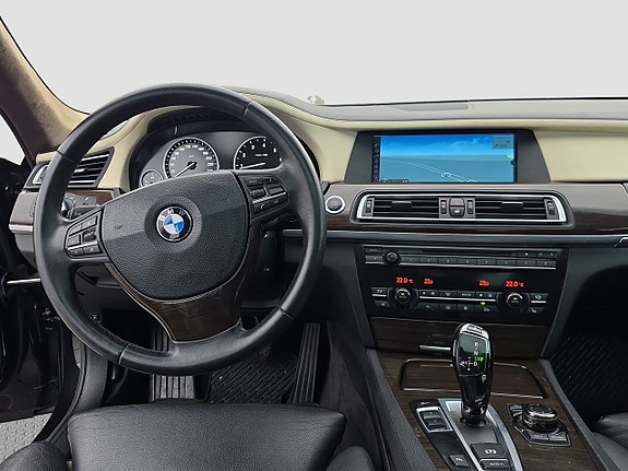 BMW 750i 16 of 19