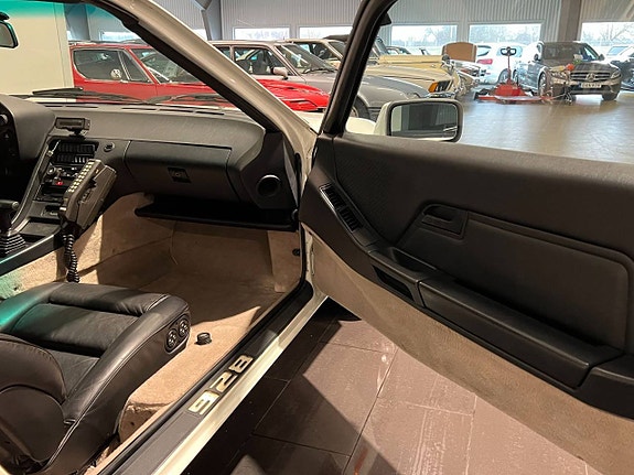 Porsche 928 8 of 18