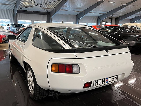 Porsche 928 7 of 18