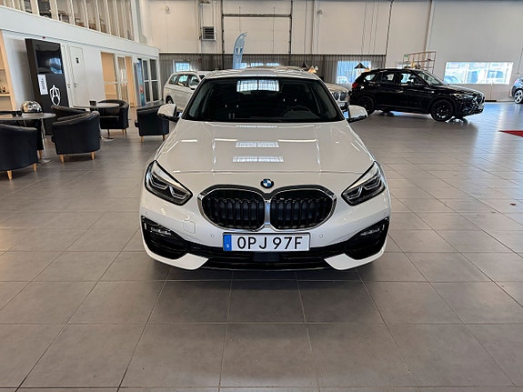 BMW 118i 2 of 5