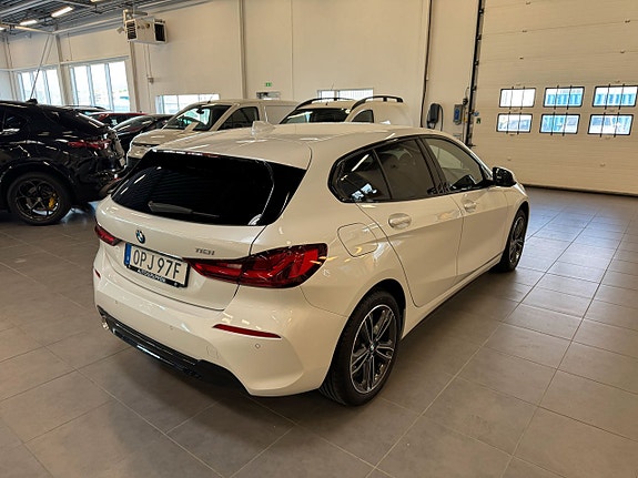 BMW 118i 4 of 5
