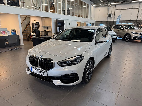 BMW 118i 3 of 5