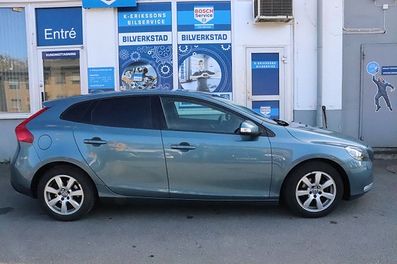 Volvo V40 2 of 7