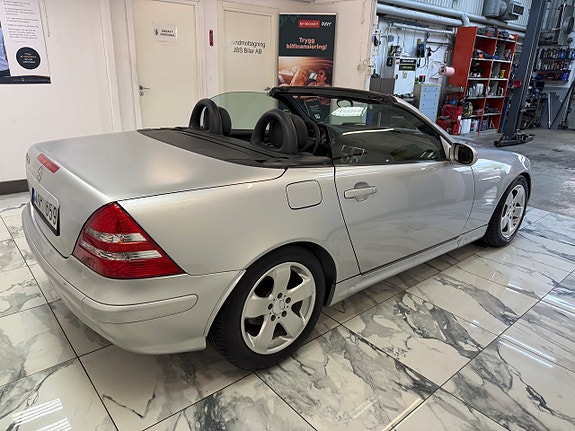 Mercedes-Benz SLK230 6 of 9