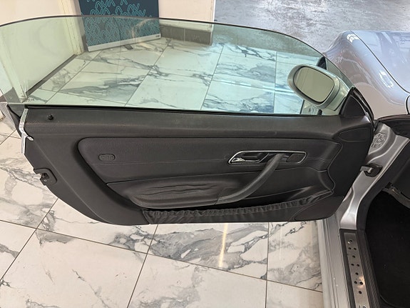 Mercedes-Benz SLK230 7 of 9