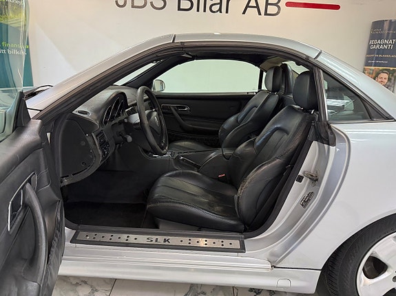 Mercedes-Benz SLK230 8 of 9