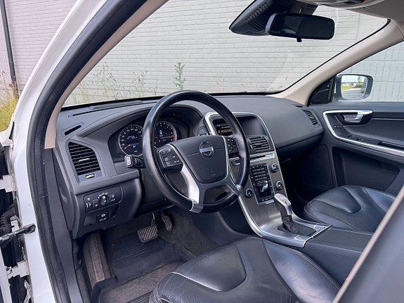 Volvo XC60 2 of 5
