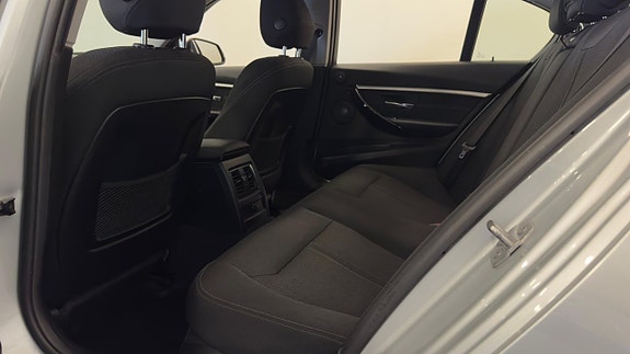 BMW 330e 20 of 30