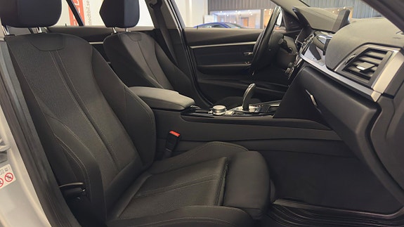 BMW 330e 15 of 30