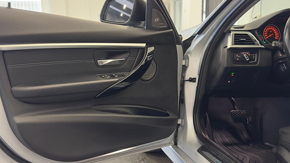 BMW 330e 8 of 30