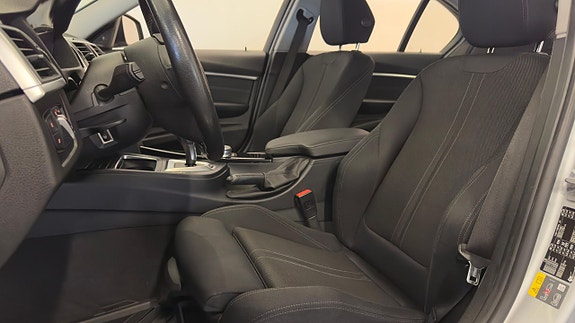 BMW 330e 14 of 30