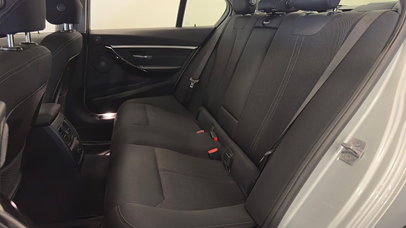 BMW 330e 21 of 30