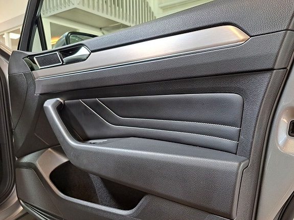 Volkswagen Passat Alltrack 9 of 22