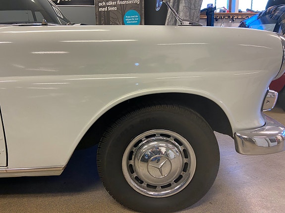 Mercedes-Benz 200 21 of 30