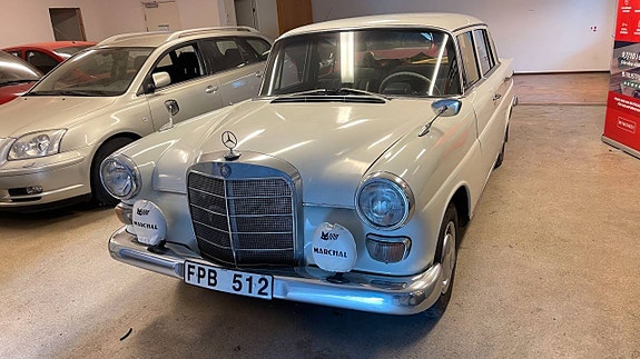 Mercedes-Benz 200 11 of 30