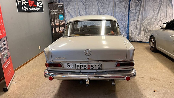 Mercedes-Benz 200 3 of 5