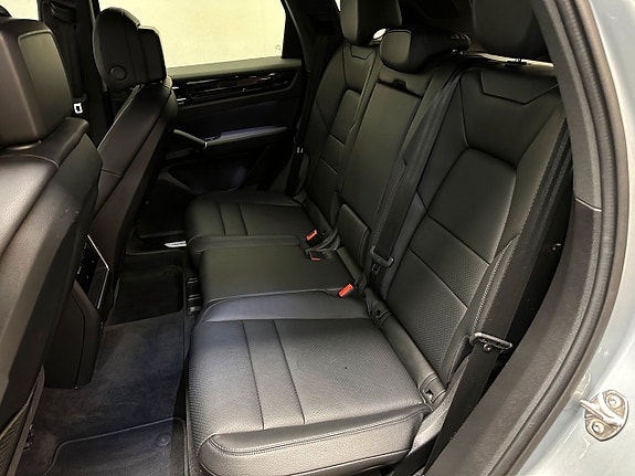 Porsche Cayenne 11 of 12