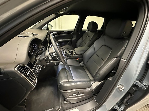 Porsche Cayenne 8 of 12