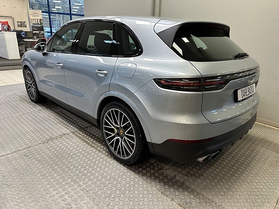 Porsche Cayenne 4 of 5