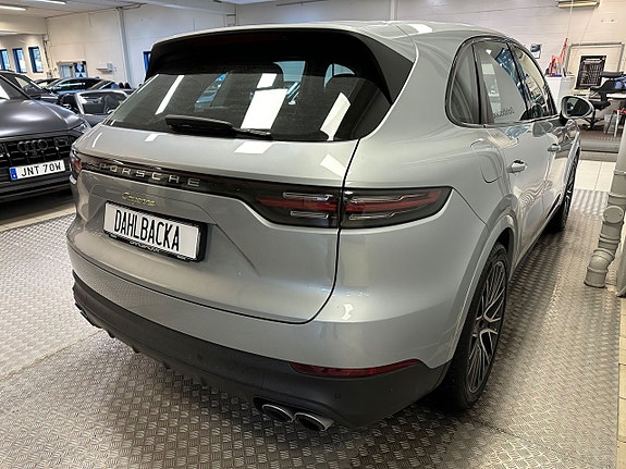 Porsche Cayenne 6 of 12