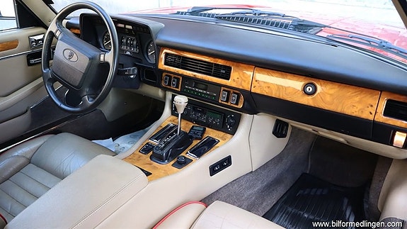 Jaguar XJ 12 of 27