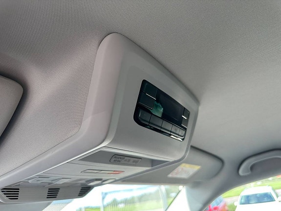 Volkswagen Multivan 23 of 27