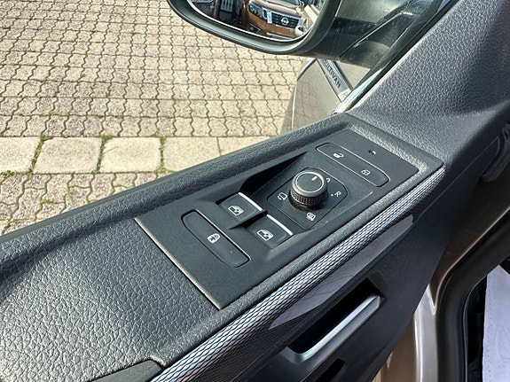 Volkswagen Multivan 21 of 27