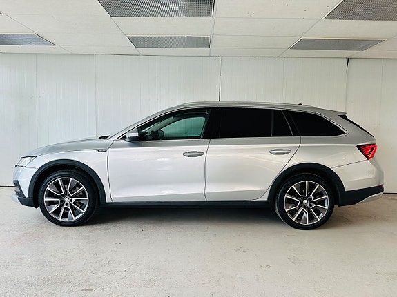 Skoda Octavia Scout 2 of 5