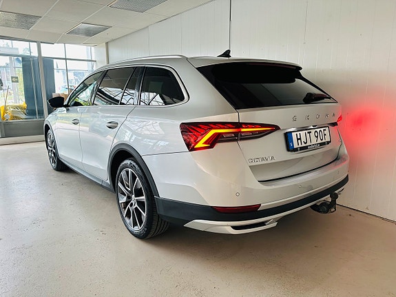 Skoda Octavia Scout 3 of 5