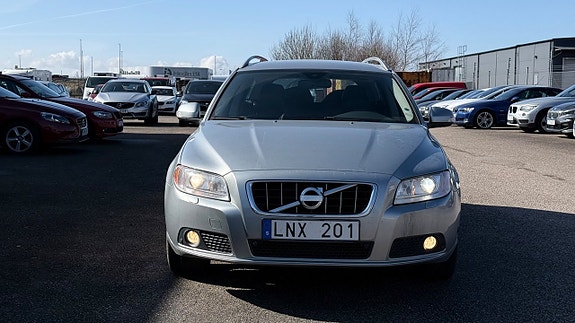Volvo V70 2 of 27