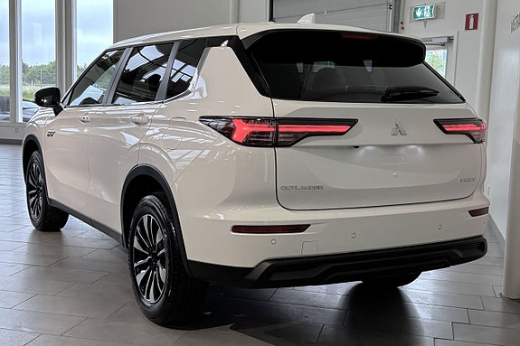 Mitsubishi Outlander 2 of 18