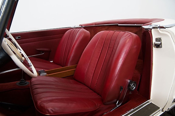 Mercedes-Benz 230 SL 12 of 26