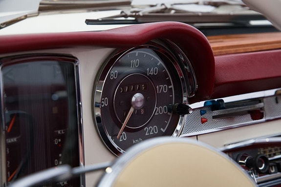 Mercedes-Benz 230 SL 18 of 26