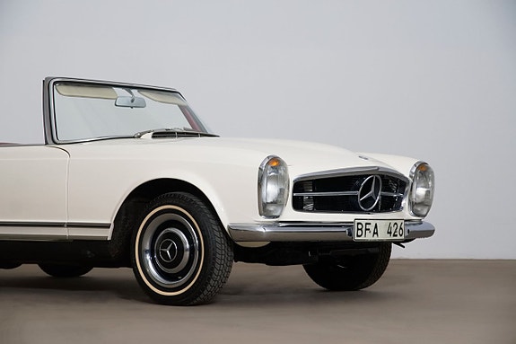 Mercedes-Benz 230 SL 8 of 26