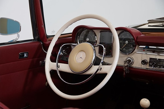 Mercedes-Benz 230 SL 17 of 26