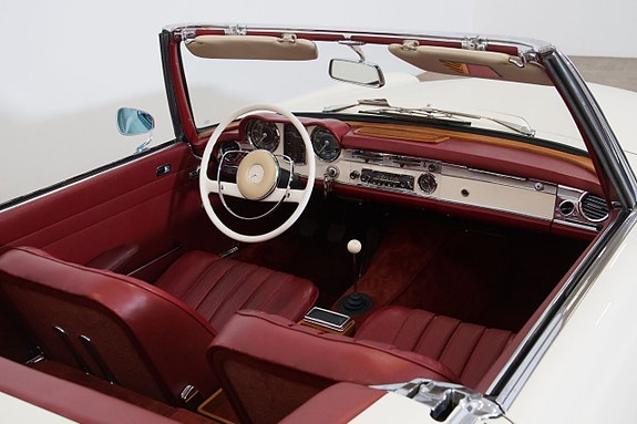 Mercedes-Benz 230 SL 21 of 26