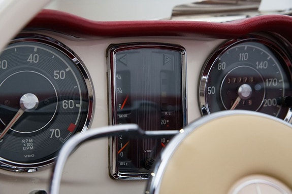 Mercedes-Benz 230 SL 19 of 26