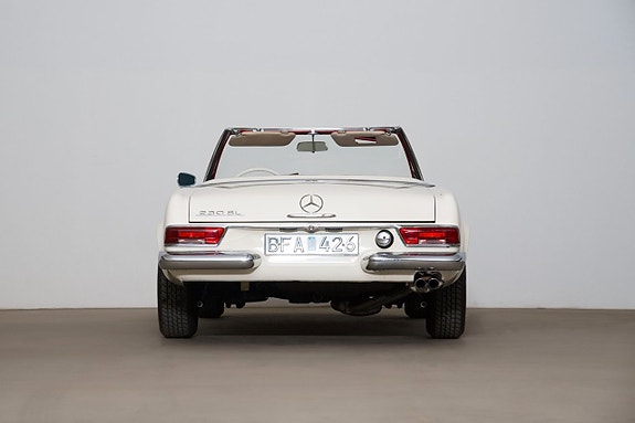 Mercedes-Benz 230 SL 24 of 26