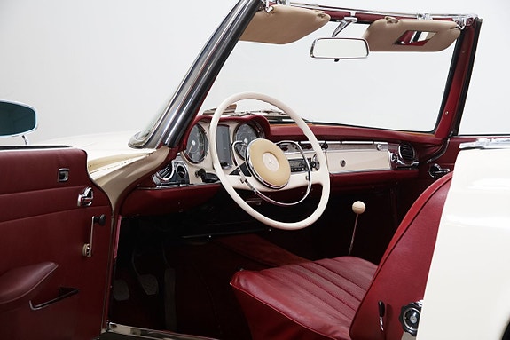 Mercedes-Benz 230 SL 11 of 26