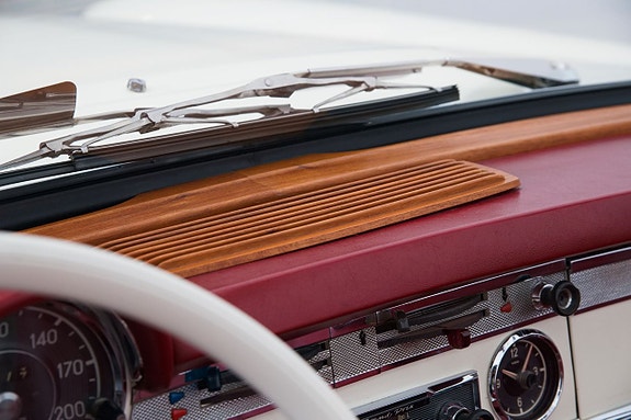 Mercedes-Benz 230 SL 20 of 26