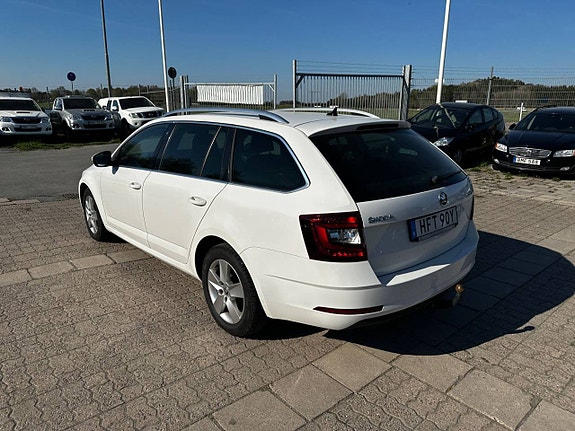 Skoda Octavia 2 of 5