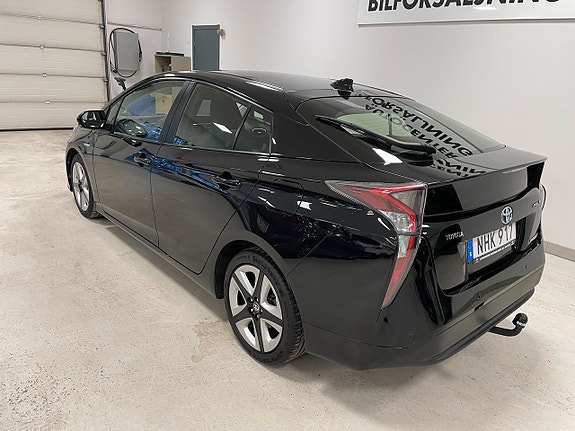 Toyota Prius 4 of 5
